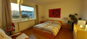 Dobbelt- eller tomannsrom – comfort, ikke-røyk, hageutsikt | Skrivebord, skrivebord for bærbar PC, wi-fi (inkludert) og sengetøy