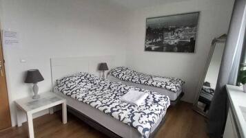 Klassieke kamer, 1 twee- of 2 eenpersoonsbedden, uitzicht op tuin | Een bureau, een laptopwerkplek, gratis wifi, beddengoed