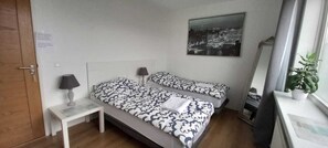 Desk, laptop workspace, free WiFi, bed sheets - BB luxury villa free parking   (The Hague)