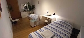 Deluxe Double or Twin Room, Non Smoking | Desk, laptop workspace, free WiFi, bed sheets - BB luxury villa free parking (The Hague)