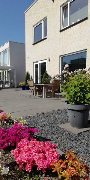Terrace/patio - BB luxury villa free parking   (The Hague)