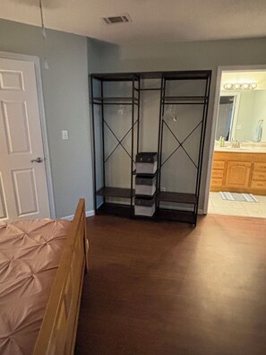 2 bedrooms, iron/ironing board, travel cot, free WiFi