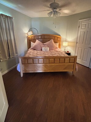 2 soverom, strykejern/-brett, reiseseng for barn og wi-fi (inkludert)