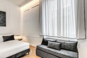 Deluxe Quadruple Room, City View | Desk, soundproofing, free WiFi - ArtPartment (Naples)