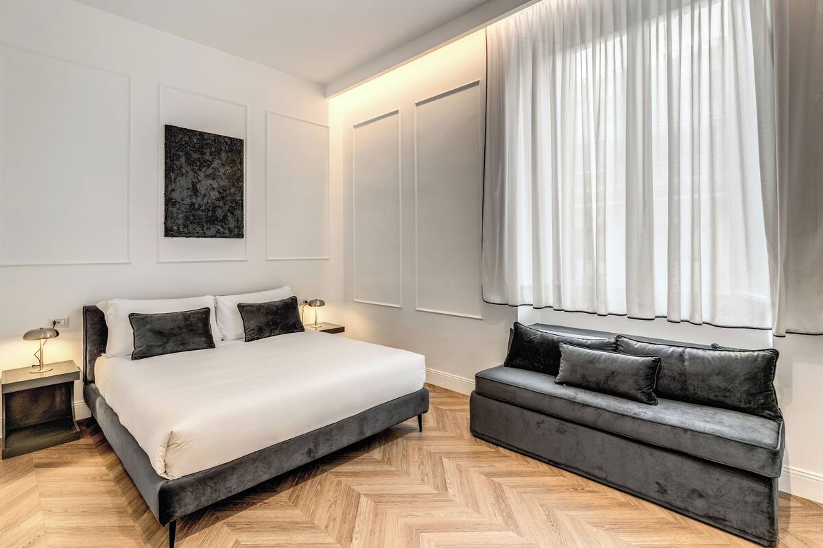 Deluxe Quadruple Room, City View | Desk, soundproofing, WiFi (free)