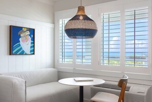 Habitación Deluxe, varias camas, vistas al mar | Ropa de cama de alta calidad y colchones con acolchado adicional