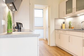 Réfrigérateur, four, plaque de cuisson, cafetière/bouilloire