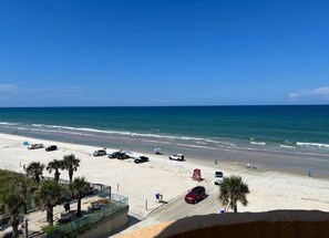 On the beach - Hotel room on Daytona Beach with Balcony and beach access.Great for Spring Break (Daytona Beach)