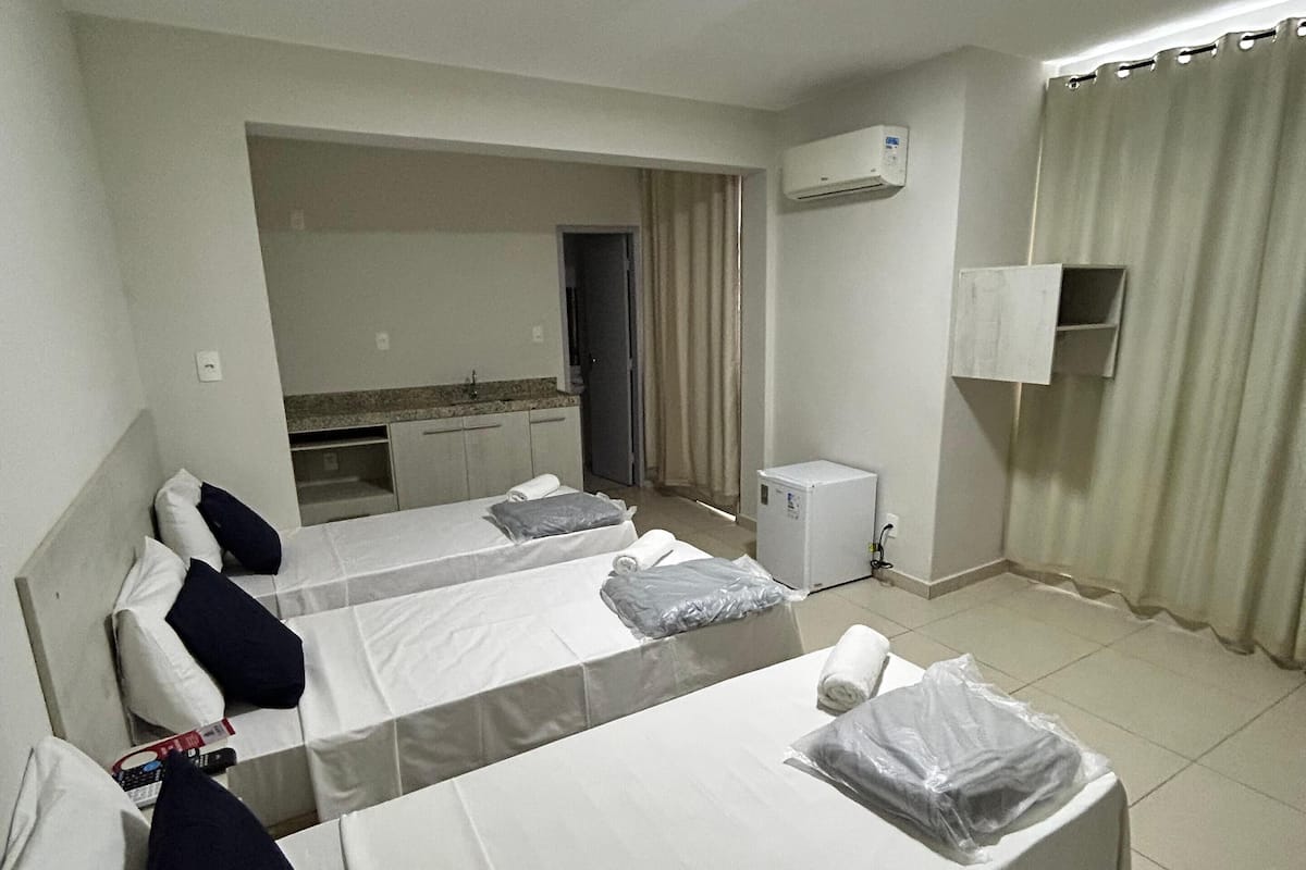 Quarto triplo standard | Frigobar, Wi-Fi de cortesia, roupa de cama