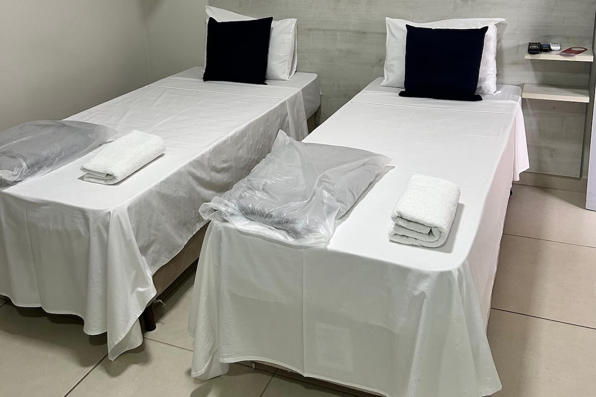 Quarto duplo standard | Frigobar, Wi-Fi de cortesia, roupa de cama
