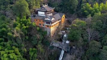 الإطلالة من المنشأة