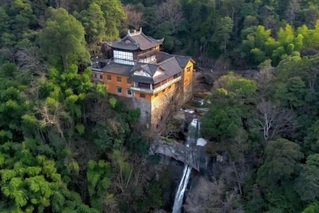 View from property. Lexinghua Juzhusu (Taizhou Tiantai Guoqing Scenic Area Branch)