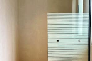 A modern interior with horizontal lines on the wall and a window reflecting the room. - Lexinghua Juzhusu (Taizhou Tiantai Guoqing Scenic Area Branch) (Tiantai County)