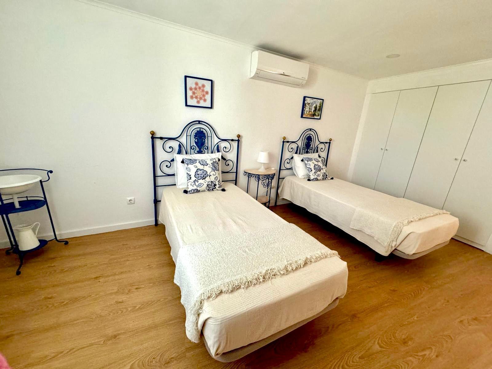 2 makuuhuonetta, silitysrauta/-lauta, vauvan matkasänky, Wi-Fi