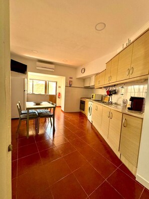 Kylskåp, mikrovågsugn, ugn och spishäll