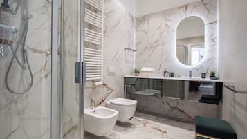 Appartamento Luxury | Bagno | Doccia, set di cortesia gratuito, asciugacapelli, asciugamani