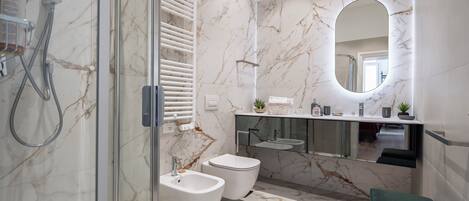 Luxury-Apartment | Badezimmer | Dusche, kostenlose Toilettenartikel, Haartrockner, Handtücher