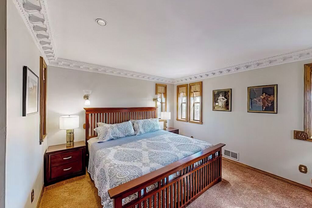 6 soverom, skrivebord, strykejern/-brett og reiseseng for barn