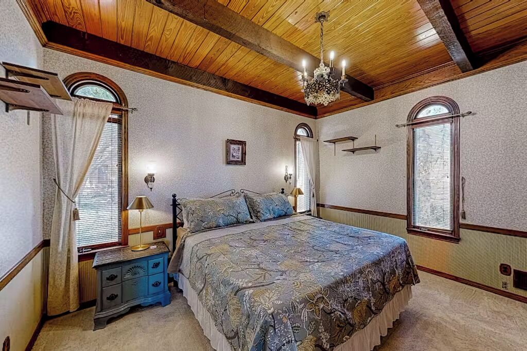 6 多间卧室、办公桌、熨斗/熨衣板、旅行婴儿床