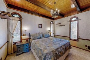 6 室のベッドルーム、デスク、アイロン / アイロン台、旅行用ベビーベッド