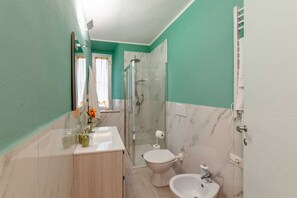 Douche, séchoir à cheveux, bidet, serviettes fournies