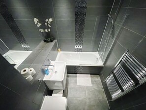 Asciugacapelli, asciugamani, sapone, shampoo