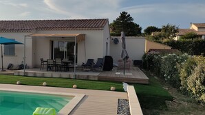 A house with a swimming pool, patio furniture, and a covered outdoor seating area. - Rasteau, vacation villa with 3 bedrooms and heated pool (Rasteau)