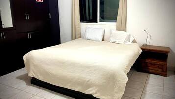 3 bedrooms, iron/ironing board, WiFi, bed sheets