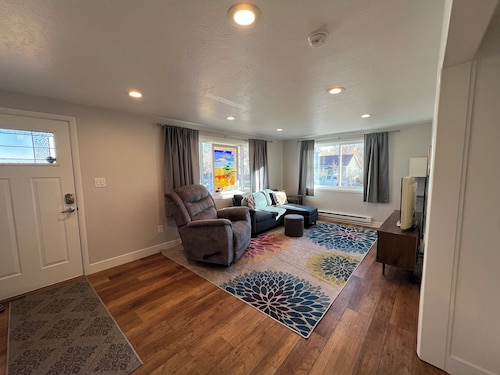 Updated 2-bedroom 1bth apartment near downtown Lafayette with WiFi, AC