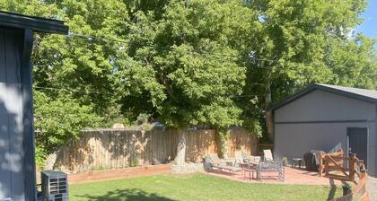 Updated 2-bedroom 1bth apartment near downtown Lafayette with WiFi, AC
