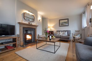 Smart-TV, peis, DVD-spiller og stereoanlegg