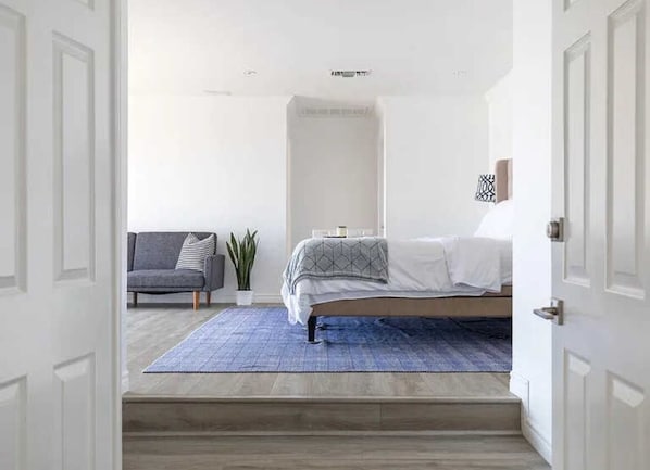 5 bedrooms, iron/ironing board, WiFi, bed sheets