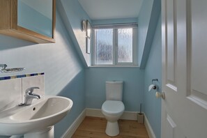 Een douche, een haardroger, handdoeken, zeep