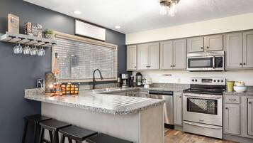 Réfrigérateur, micro-ondes, four, plaque de cuisson