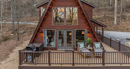 🏔️5 EnSuites🌲Close to town✨Modern Luxury🪴Spa Hot Tub🎲Game Tables🌟