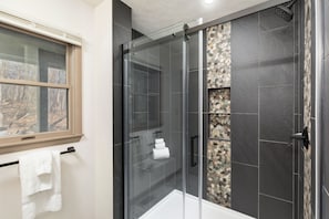 Regadera, secadora de cabello, toallas, papel de baño