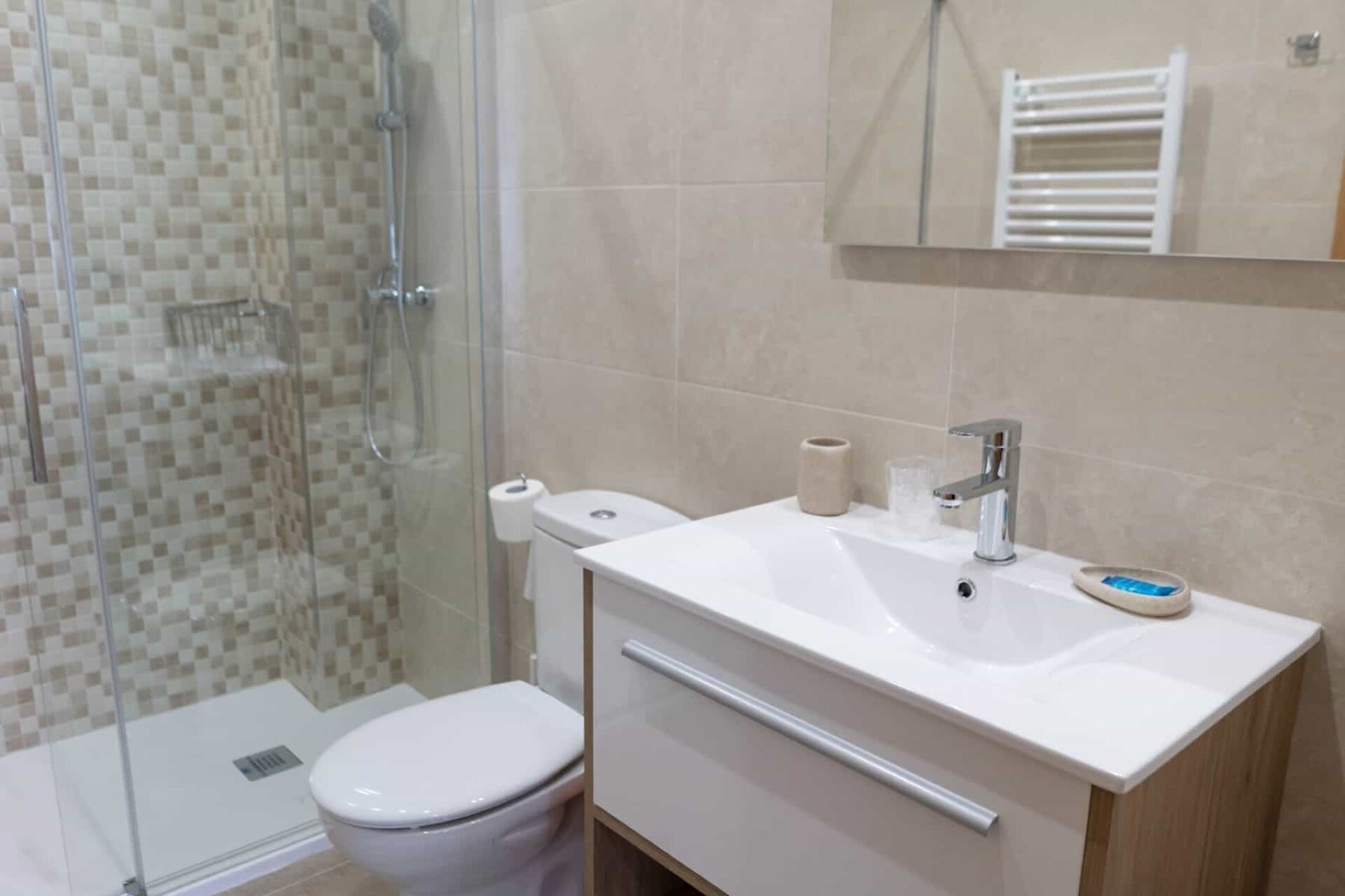 Een haardroger, handdoeken