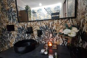 Shower, hair dryer, towels, soap - The blue spruce room (Roma)