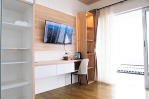 Dobbeltrom, balkong, dalutsikt | Skrivebord, skrivebord for bærbar PC, lydisolert og strykejern/-brett