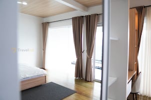 Quarto casal, sacada, vista para o vale | Escrivaninha, espaço de trabalho para notebook, quartos à prova de som