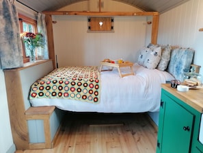 1 quarto, ferros/tábuas de passar roupa, roupa de cama