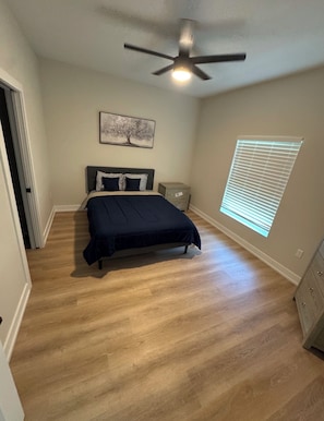 3 slaapkamers, een strijkplank/strijkijzer, gratis wifi, beddengoed