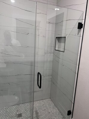Haartrockner, Handtücher, Seife, Shampoo