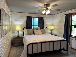 3 makuuhuonetta, työpöytä, silitysrauta/-lauta, ilmainen Wi-Fi