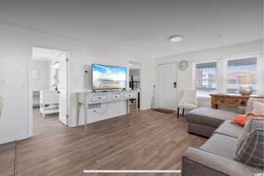 Living area - Charming 2-bedroom house in delightful North Myrtle Beach with WiFi, AC (North Myrtle Beach)