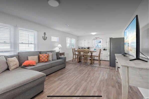 Living area - Charming 2-bedroom house in delightful North Myrtle Beach with WiFi, AC (North Myrtle Beach)