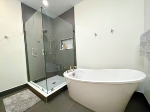 Dusche, Haartrockner, HandtĂŒcher, Seife