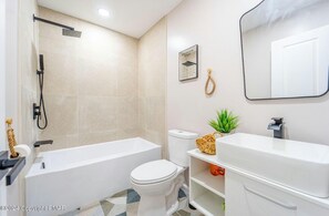 Sèche-cheveux, serviettes fournies, savon, shampoing