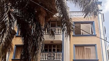 Hypo-allergenic bedding, in-room safe, iron/ironing board, free WiFi