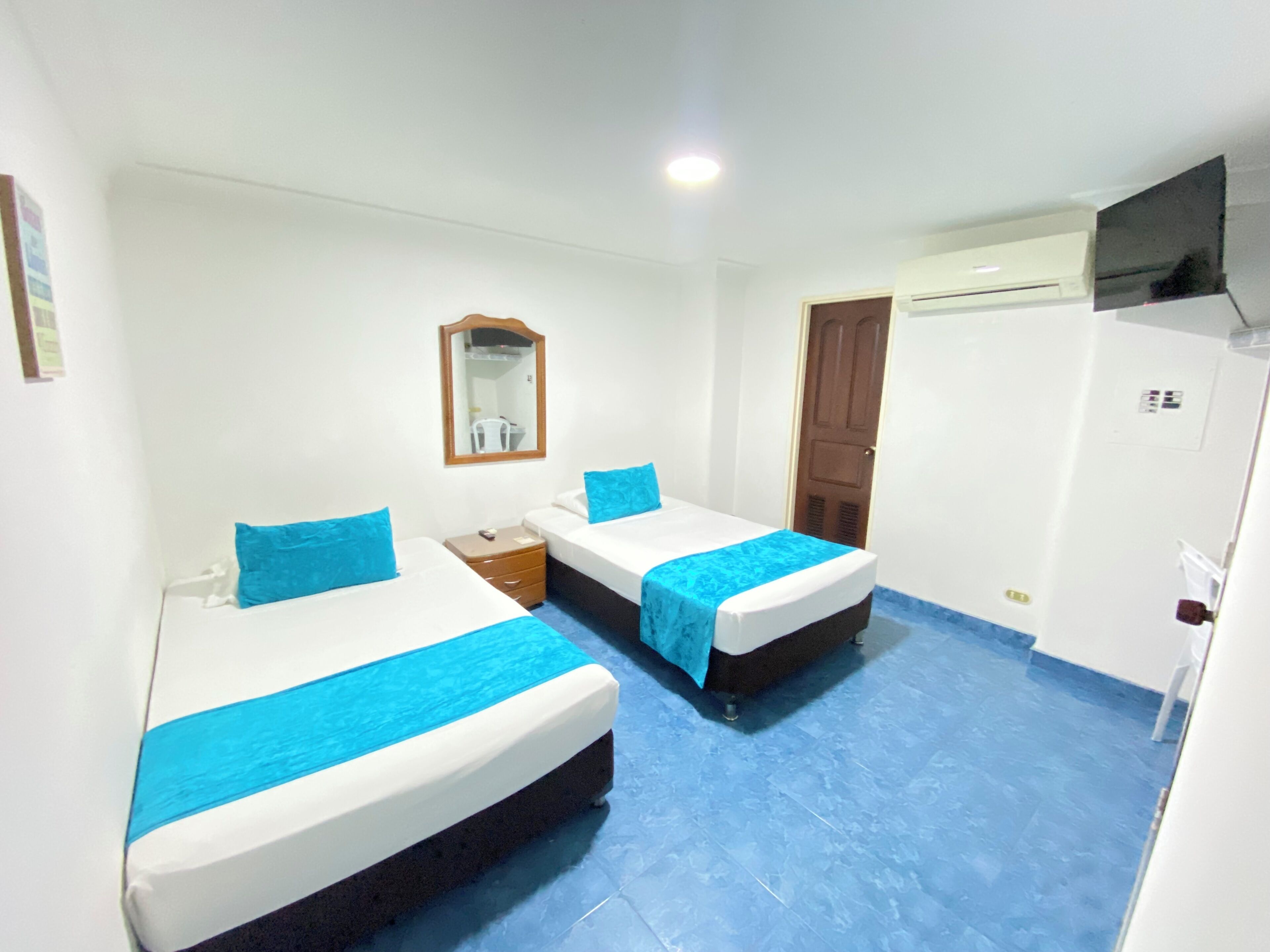 Hypo-allergenic bedding, in-room safe, iron/ironing board, free WiFi